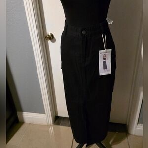 Nwt. Simple Society black midi cargo skirt. Size L